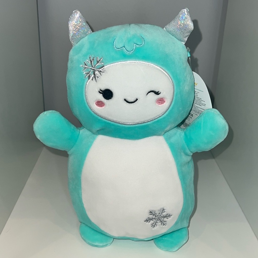 Squishmallows Yollie the Yeti Hugmees